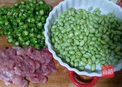 毛豆炒肉的做法图解2