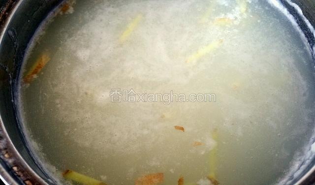 起锅，把水烧开，倒入大米和姜丝，小火慢煮。煮的过程中搅动几次，以免糊锅