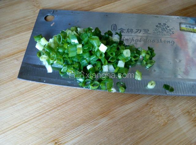 切适量葱花备用