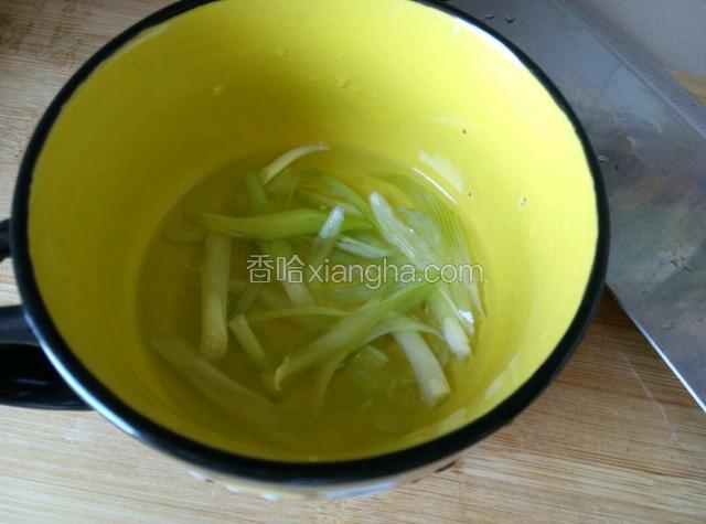蒜苗跟葱头用温开水挤出香味