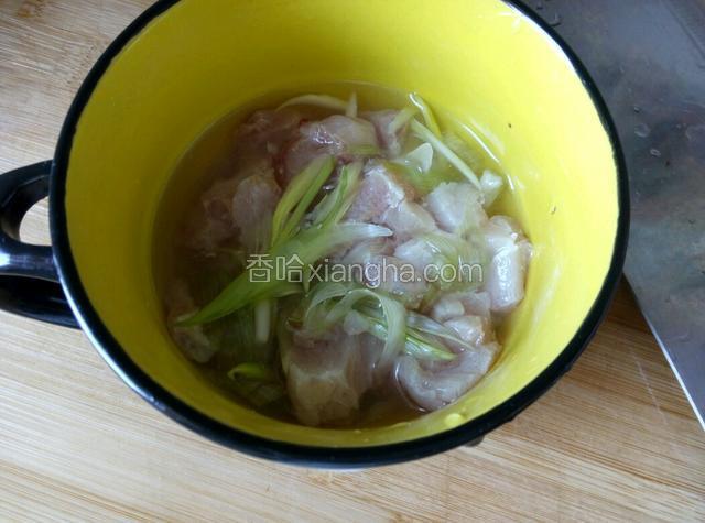 猪肉切片，倒进葱蒜水泡十分钟入味