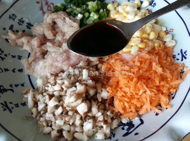 把所有材料装进一个碗里，加酱油，鱼露各一勺，再加香油4.5滴，盐，玉米油各少许进去