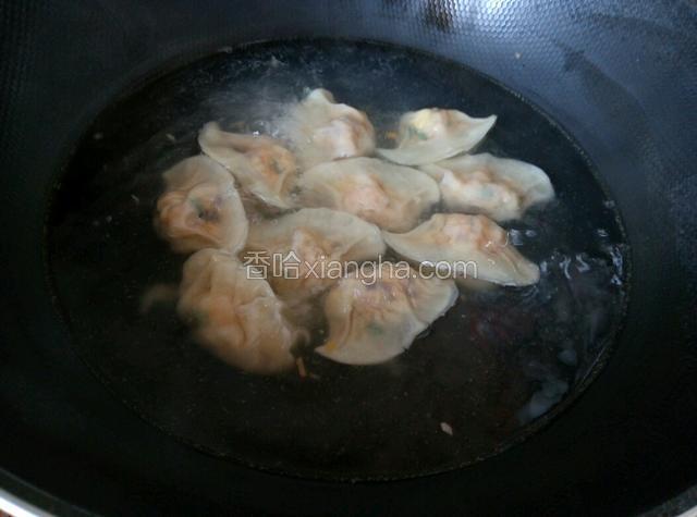 再下饺子，这样饺子就不会黏在一起了，等饺子全部漂浮上来时，表示饺子已经熟了。