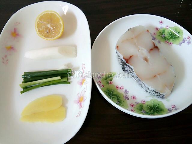 准备食材：鳕鱼一块，去鳞洗净。柠檬半个，大葱一小段，香葱适量，生姜5克。