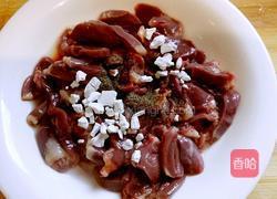 蒜苗炒鸭心的做法图解1