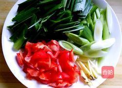 蒜苗炒鸭心的做法图解2