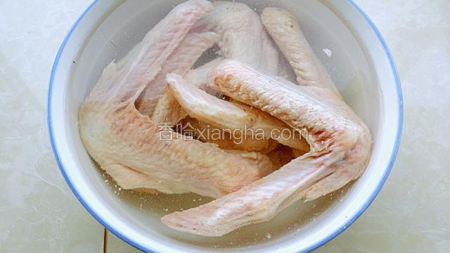 鸭翅洗净备用