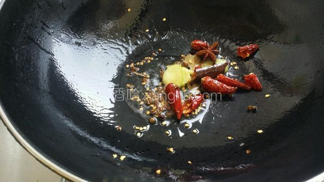 热锅凉油，放入花椒，八角，干辣椒炒香，再加入姜片，香叶炒香