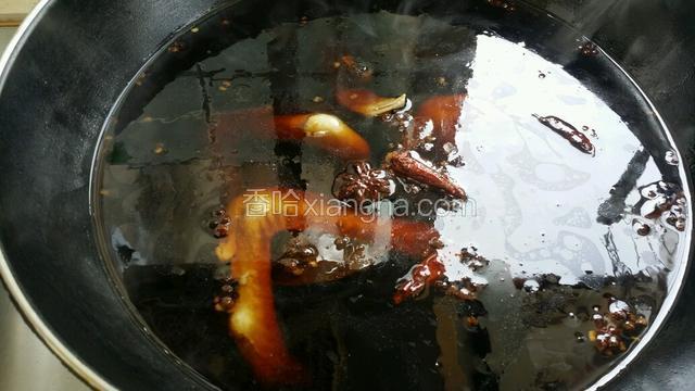 然后放入焯好的鸭翅，大火烧开转中小火，盖盖煮25分钟左右关火