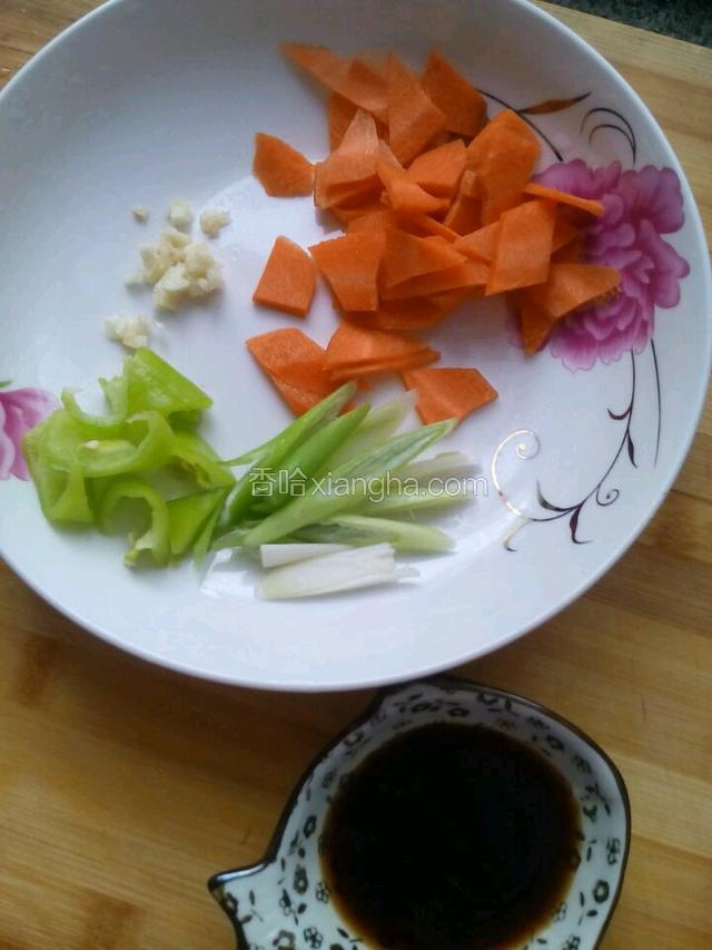 准备好的配菜，调好糖醋汁如图。