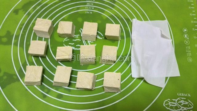 用厨房纸吸水份，越干越好