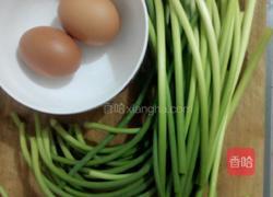 蒜薹鸡蛋的做法图解1