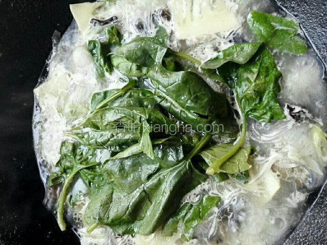 粉丝煮好后加入菠菜（稍微烫一下即可）起锅前加入鸡精