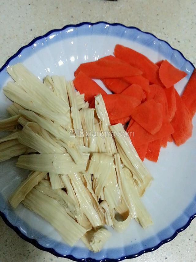 腐竹提前泡软，胡萝卜切片。