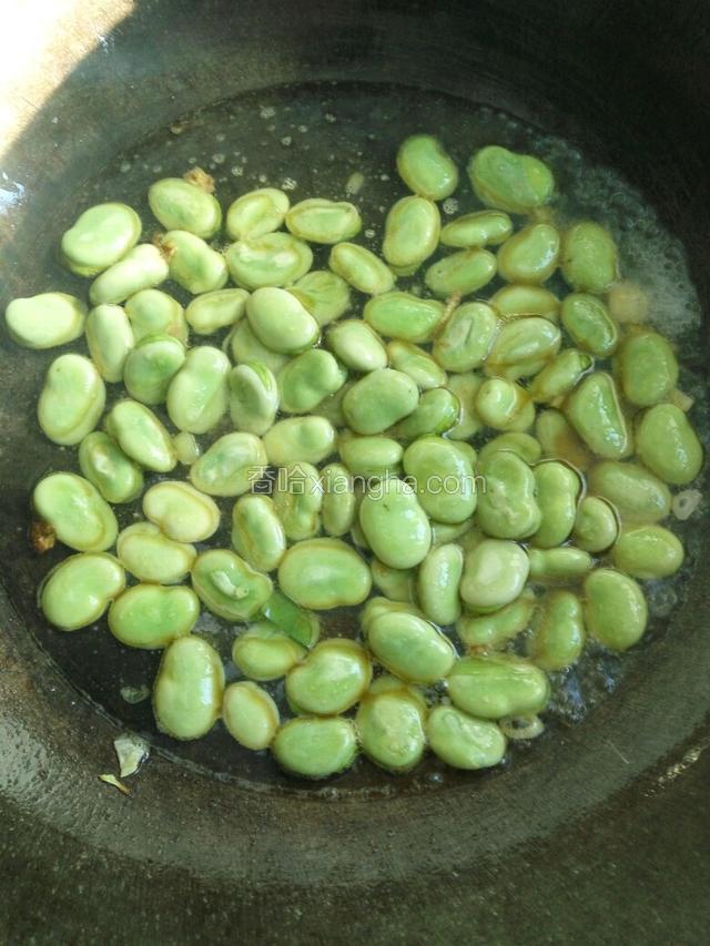 加入刚刚没蚕豆的水量盖上锅盖