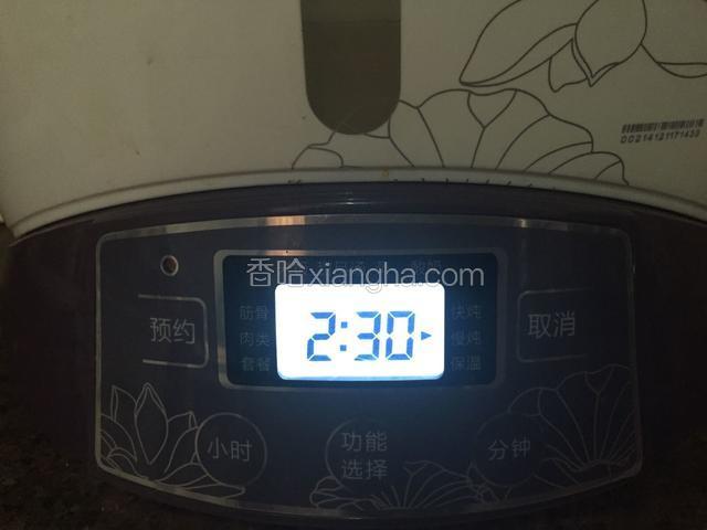 盖上盖子放入炖锅里，按“慢炖”键，2:30分钟