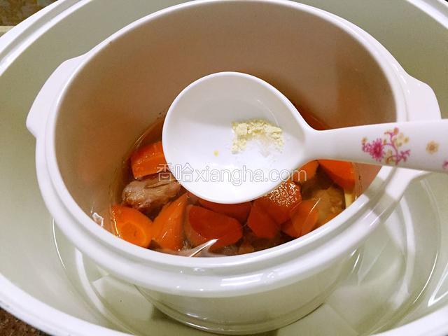 时间到，打开锅盖，放入适量的盐和鸡粉调味即可食用