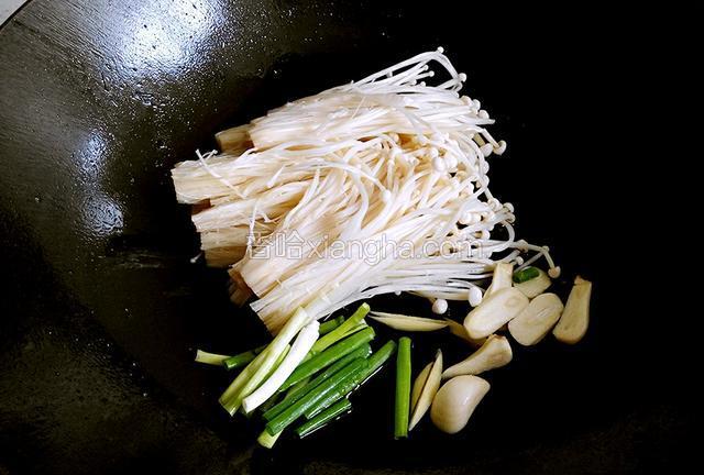 炸鱼后锅内留底油，放入金针菇、葱段、蒜片、姜丝，加足够的盐，翻炒出味儿