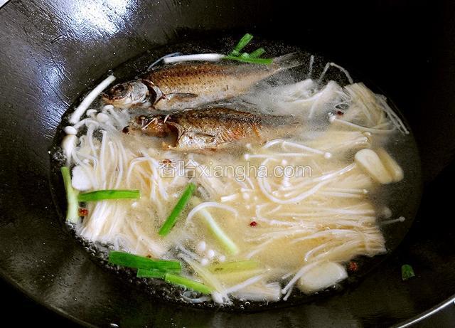 把炸好的鱼放入锅内，加一大碗水，大火煮5分钟
