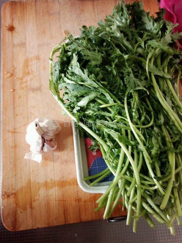 准备材料:茼蒿洗净备用，蒜