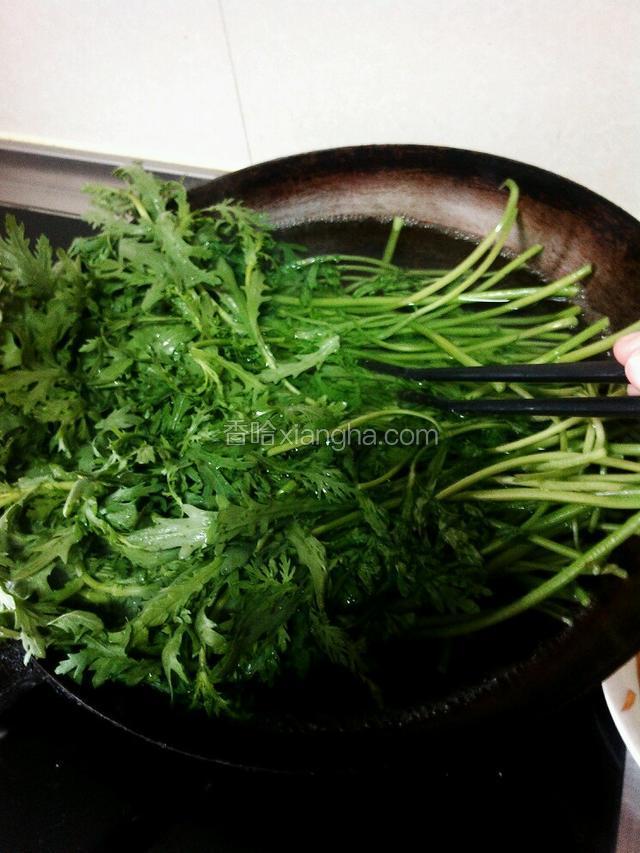 把茼蒿放锅里焯软