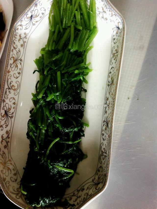 把茼蒿的水用手攥干，切段摆盘