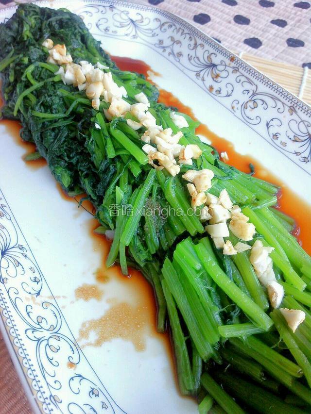 蒜末，盐均匀撒在茼蒿上，再淋上一勺酱油一勺生抽一勺香油，就做好了