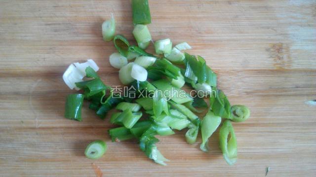 葱洗净，切葱花备用