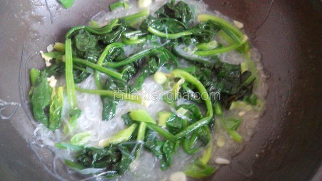 放入粉丝，菠菜炒半分钟