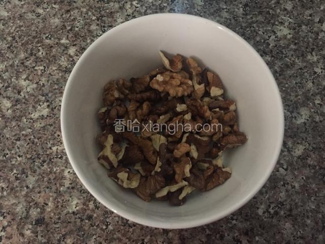 剥出核桃仁（不用纠结剥不出完整的核桃仁因为小块的核桃仁沾的糖浆更多更入味）炒锅烧热倒入核桃仁炒熟