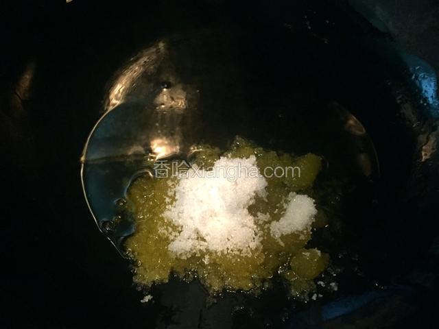 锅中热油，油热放入白糖炒至融化加入适量水