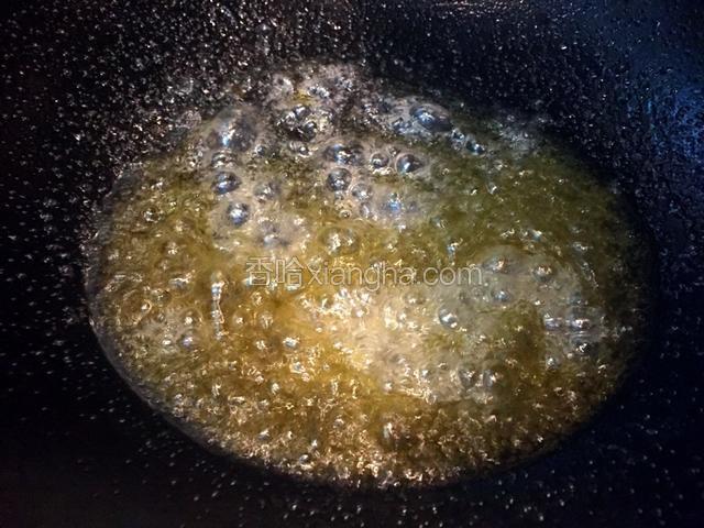 白糖完全融化颜色变深并且有细密的泡泡