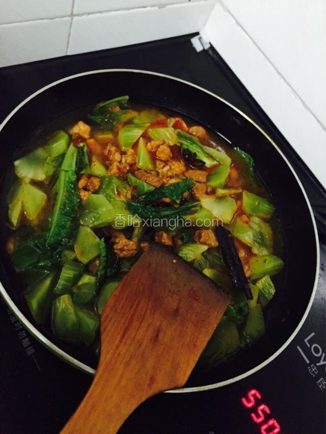 加入青笋翻炒均匀，加入开水开始烧。