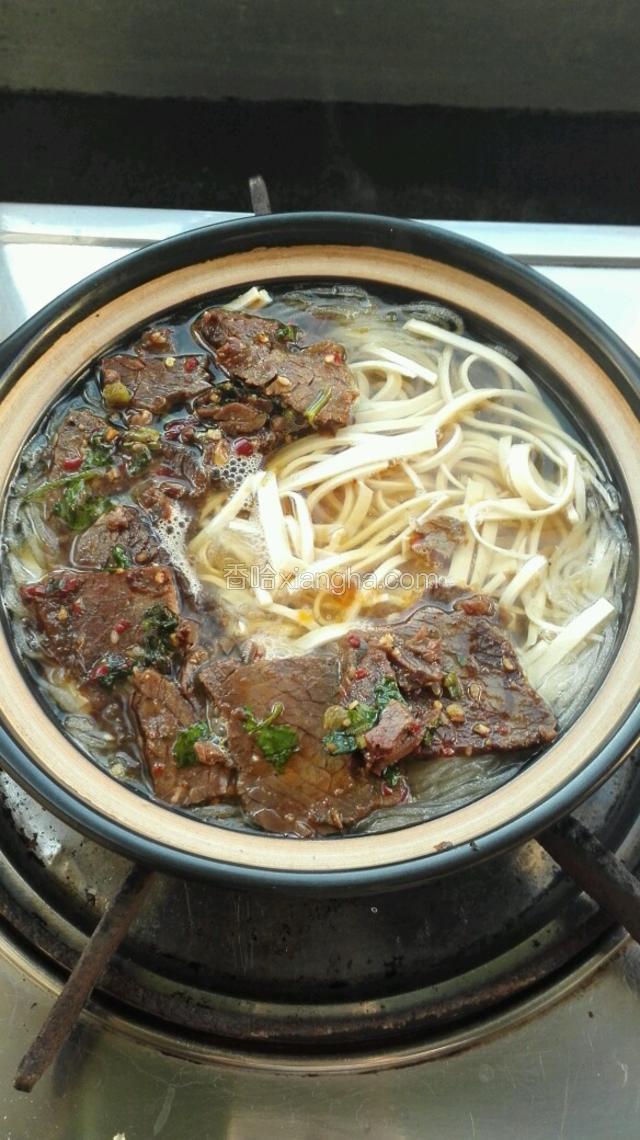 加酱牛肉片，生抽，黑胡椒粉，花椒粉，盐，鸡精，调味