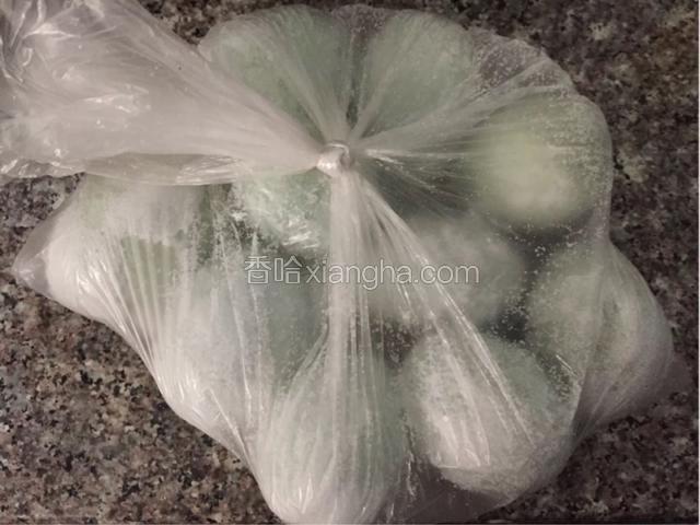 将裹好的鸭蛋放入保鲜袋中，可以将剩余的盐倒入保鲜袋中，盐可以多一些，扎进保鲜袋