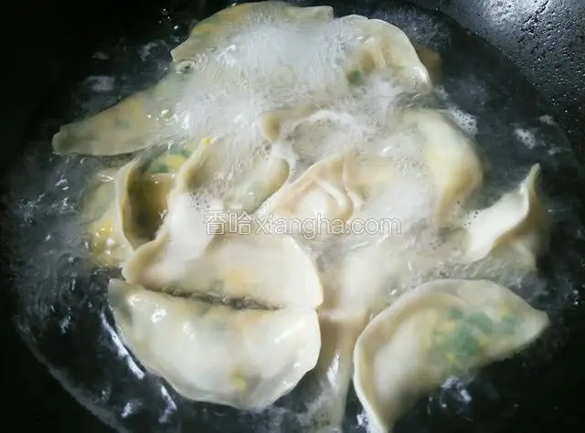 水烧开放点盐后放入饺子煮上，中间要轻轻的搅动几次(中间点一次凉水)