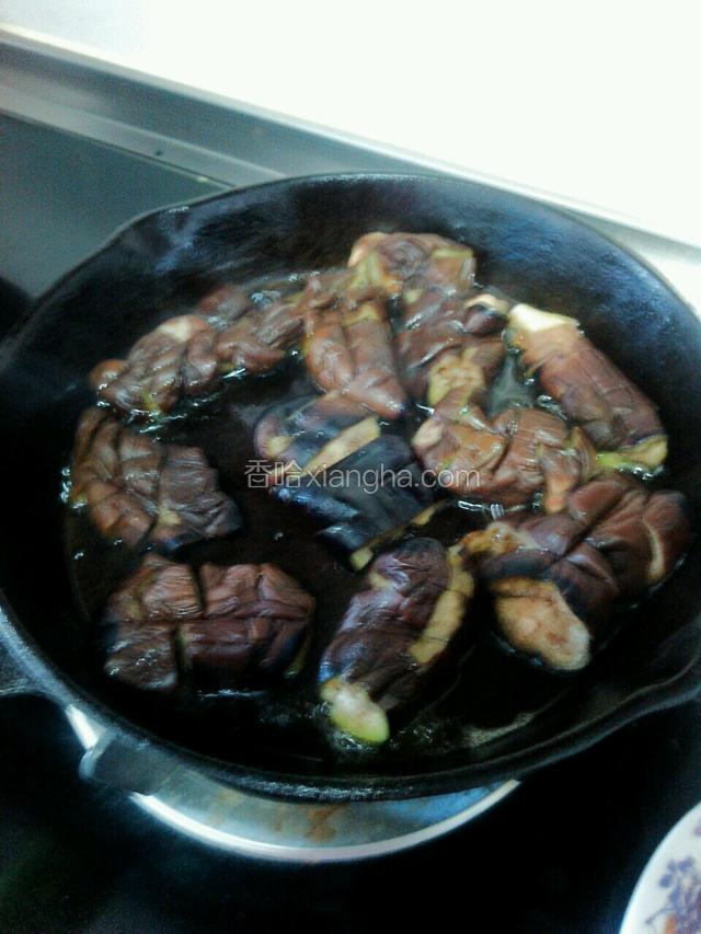 茄子软后，挤出水分，放油锅炒软