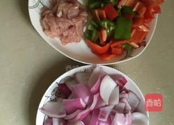 紫洋葱炒肉的做法图解2