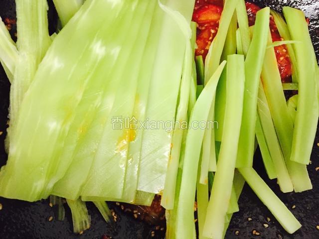 在接着放入两种切法的莴笋，同锅翻炒