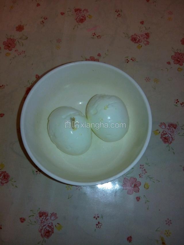鸡蛋煮熟去皮，用牙签在鸡蛋上扎几个小孔