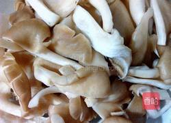 蘑菇炒鸡蛋的做法图解2