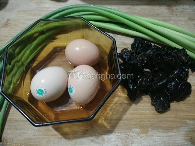 备好食材:掐去蒜苔头尾并洗净，黑木耳提前泡发洗净，鸡蛋清洗外表