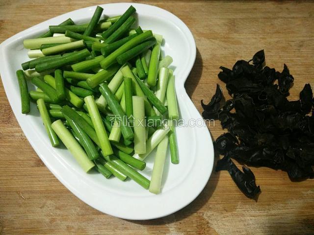 黑木耳切几刀，蒜苔切寸段