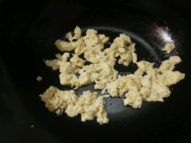 再次热锅，倒适量花生油，倒入蛋液用筷子滑炒散开，添起备用