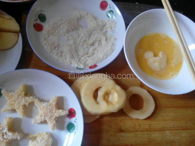 鸡蛋打散放少许绵白糖，把印好的苹果在蛋液里过一下均匀裹上面包糠