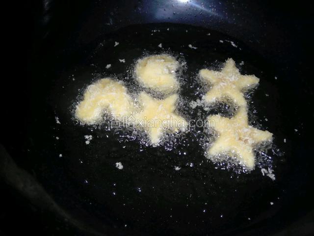 锅内倒适量油，五成热时依次放入苹果炸至微黄捞出控油