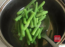 芸豆蘑菇小炒的做法图解3