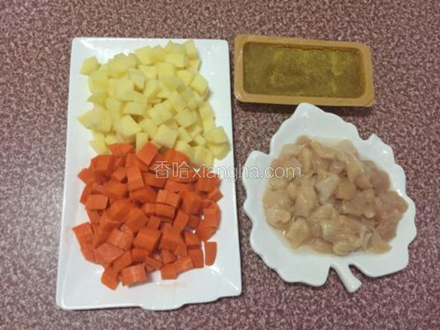 鸡胸肉洗净去皮切成小块，土豆、胡萝卜去皮洗净切丁