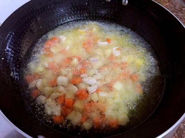 加入适量的清水，没过食材即可