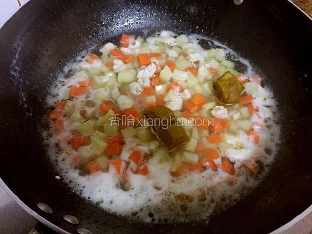 煮至锅中汤汁少于食材时，转小火加入咖哩搅拌至咖喱融化